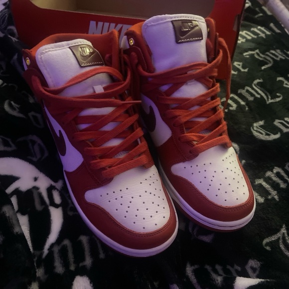 Women's 7 Men 5.5 Nike Dunk High "Cinnabar" In good condition Never worn. - Picture 2 of 6